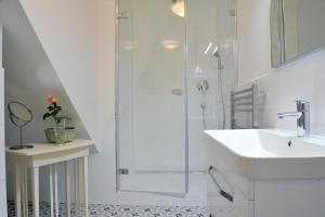 A bathroom at Galerie Suites
