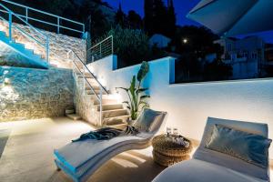 Posedenie v ubytovaní Cosy Loft w Private Pool & Patio