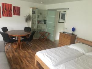 um quarto com uma mesa, cadeiras e uma cama em Apartment em Reutlingen