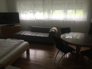 uma sala de estar com um sofá e uma mesa em Apartment em Reutlingen