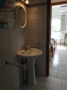 une salle de bain avec un lavabo et un miroir dans l'établissement Appartement in OLIVE GROOVE HOUSE PELOPONNESOS WESTERN MANI, à Kalianaíika