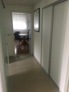 um corredor com portas de vidro deslizantes e uma mesa em Apartment em Reutlingen