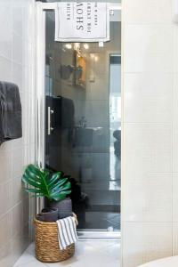 Kúpeľňa v ubytovaní Cosy Loft w Private Pool & Patio