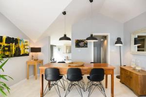 Kuchyňa alebo kuchynka v ubytovaní Cosy Loft w Private Pool & Patio