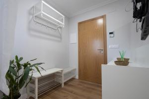 Pokój z drewnianymi drzwiami i białą ścianą w obiekcie Precioso apartamento en Marín. w mieście Marín