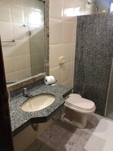 La salle de bains est pourvue de toilettes et d'un lavabo. dans l'établissement Porto Bali Hotel, à Santa Cruz Cabrália