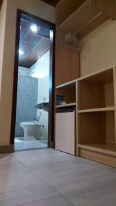 Cette chambre comprend une cuisine avec un lavabo et des toilettes. dans l'établissement Porto Bali Hotel, à Santa Cruz Cabrália
