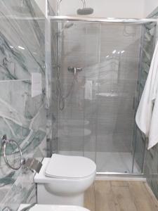 y baño con ducha, aseo y ducha acristalada. en Il Mandorleto 2, en Cirò Marina