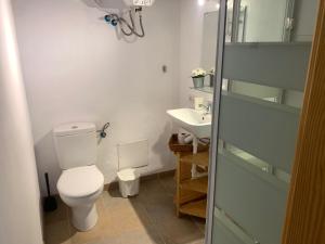 Bathroom sa Apartment in Famara Beach