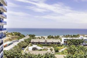 an aerial view of a resort and the ocean at Suite de lujo Punta Centinela in La Libertad