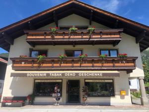 ein Gebäude mit Topfpflanzen darüber in der Unterkunft Gästehaus Koch in Berwang