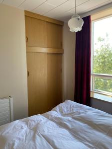 En eller flere senger på et rom på Syðstibær Guesthouse