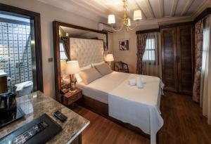 sypialnia z dużym białym łóżkiem w pokoju w obiekcie Mezzo Hotel w Stambule