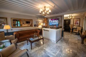 a living room with a couch and a bar at Mezzo Hotel in Istanbul