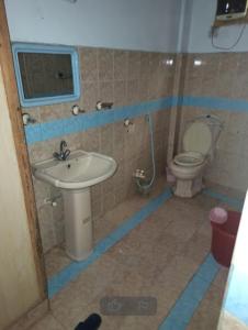 ein Bad mit einem Waschbecken und einem WC in der Unterkunft Baltistan Continental Hotel Skardu Pakistan in Skardu
