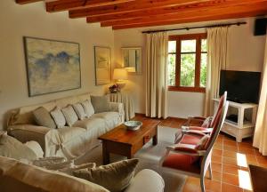 ein Wohnzimmer mit Sofa und Tisch in der Unterkunft Sa Finqueta: Mansión única en el corazón de Sóller in Sóller