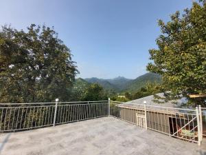Vista generica sulle montagne o vista sulle montagne dall'interno dell'affittacamere
