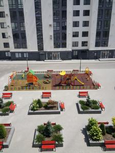 een luchtzicht op een speeltuin met banken en tafels bij Новые апартаменты Lux in Chişinău