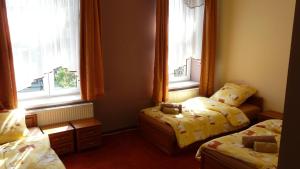 En eller flere senge i et værelse på Hotelik Parkowy