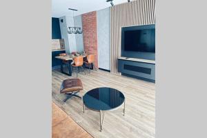TV a/nebo společenská místnost v ubytování Apartament Manufaktura z bezpłatnym parkingiem