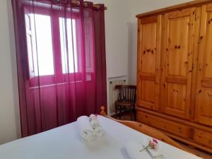 Letto o letti in una camera di LEO APPARTAMENTI con vista panoramica
