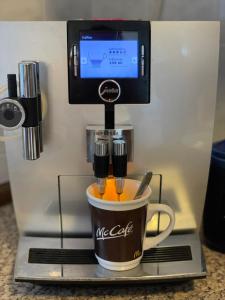 a coffee machine with two cups on a counter at Kroatien Villa Merćepi in Katuni