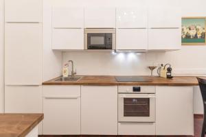 Kuchyňa alebo kuchynka v ubytovaní Music Academy Suite Café Vian Apartman Kft