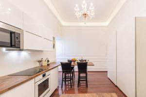 Kuchyňa alebo kuchynka v ubytovaní Music Academy Suite Café Vian Apartman Kft