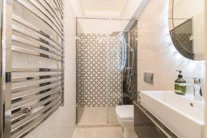 Kúpeľňa v ubytovaní Music Academy Suite Café Vian Apartman Kft