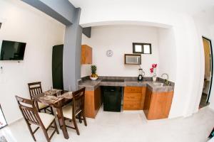 Kuchyň nebo kuchyňský kout v ubytování Maui Hostels Playa del Carmen