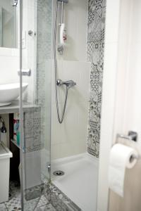 een badkamer met een douche en een wastafel bij Na chmury i góry - apartament in Kłodzko