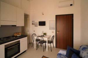 a kitchen with a table and chairs in a room at Sea View Vista Mare - Soggiorni settimanali da sabato a sabato in Isola Capo Rizzuto +18 photos