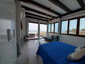 A bed or beds in a room at Palazzo del Golfo Penthouse