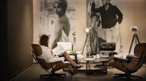 een vrouw in een stoel in een kamer bij Remisens BEL MORETTO - Hotel Metropol Annexe in Portorož