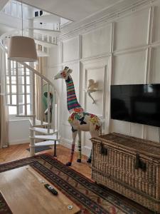 een beeld van een giraf in een woonkamer bij Les Papillons de St Leonard in Honfleur