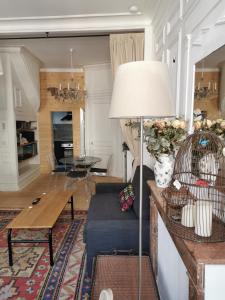 een woonkamer met een bank en een tafel bij Les Papillons de St Leonard in Honfleur