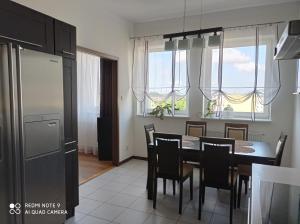 uma cozinha e sala de jantar com mesa e cadeiras em Apartament Wanessa em Ketrzyn
