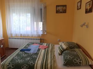 A bed or beds in a room at Rózsa Vendégház
