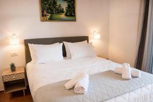 ein Schlafzimmer mit einem Bett mit Handtüchern darauf in der Unterkunft Sophie's Apartment 1&2 in Poros