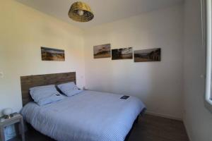 Giường trong phòng chung tại Jolie Villa neuve, au calme, proche forêt / Bisca