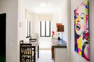 Kuchyň nebo kuchyňský kout v ubytování Maui Hostels Playa del Carmen