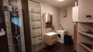 A bathroom at Lux Apartman Velence