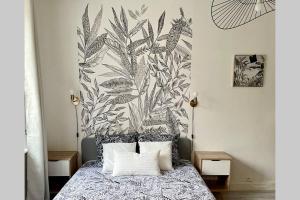 um quarto com uma cama com papel de parede preto e branco em Appartement studio avec terrasse et jardin privés em Boulogne-sur-Mer
