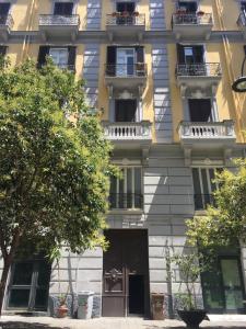 un condominio con balconi su una strada della città di Inner Naples a Napoli