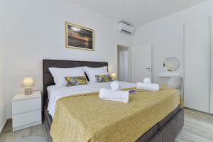 Postel nebo postele na pokoji v ubytování Luxury Villa Rita Regina with heated pool near the sea- by TA Leut Agency + 27 fotografií