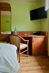een kamer met een bureau met een stoel en een spiegel bij Bergrestaurant Schwedenstein in Steina