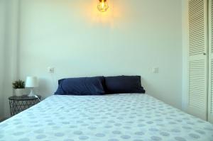 Posteľ alebo postele v izbe v ubytovaní Apartamento con piscina y parking