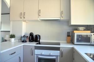 Kuchyňa alebo kuchynka v ubytovaní Apartamento con piscina y parking