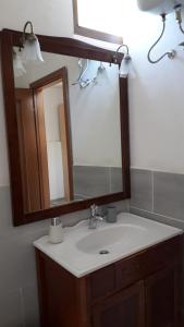 a bathroom with a sink and a mirror at Depandance Schito in Celso