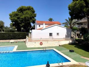 Villa con piscina frente a una casa en Apartamento con piscina y parking, en El Campello